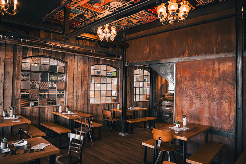 Stimmungsvolle Aufnahme eines stilvoll dekorierten Restaurants mit warmem Licht und gemütlicher Atmosphäre – ideal für Familienausflug