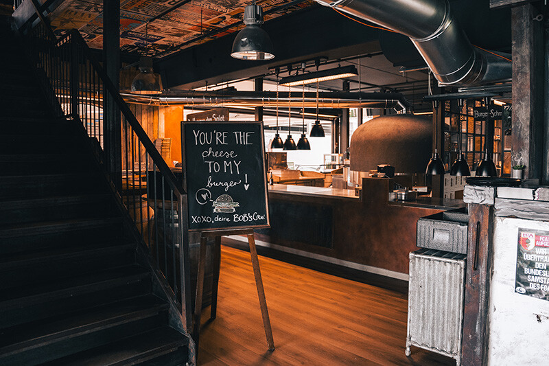 Stimmungsvolle Aufnahme eines stilvoll dekorierten Restaurants mit warmem Licht und gemütlicher Atmosphäre – ideal für Familienausflug