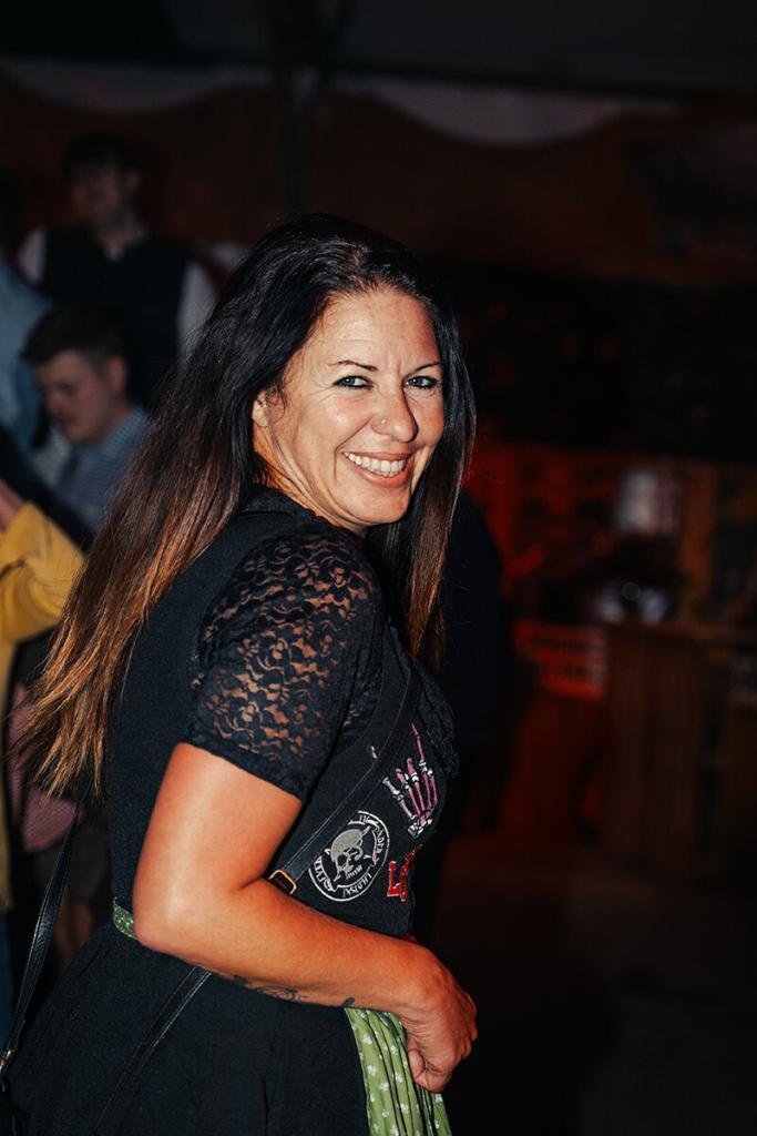 Tracht Bayern - Dirndl Lederhose - Fröhliches Publikum – Eventfotografie von Niklas Gerdes