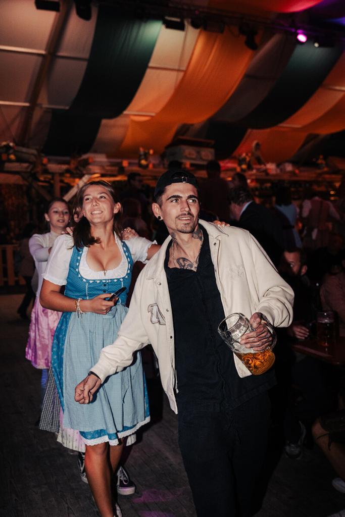 Bierzeltaufnahme mit fröhlichen Publikum – Eventfotografie von Niklas Gerdes
