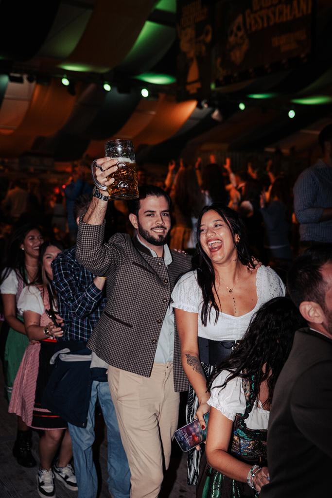 Bierzeltaufnahme mit begeistertem Publikum – Eventfotografie von Niklas Gerdes