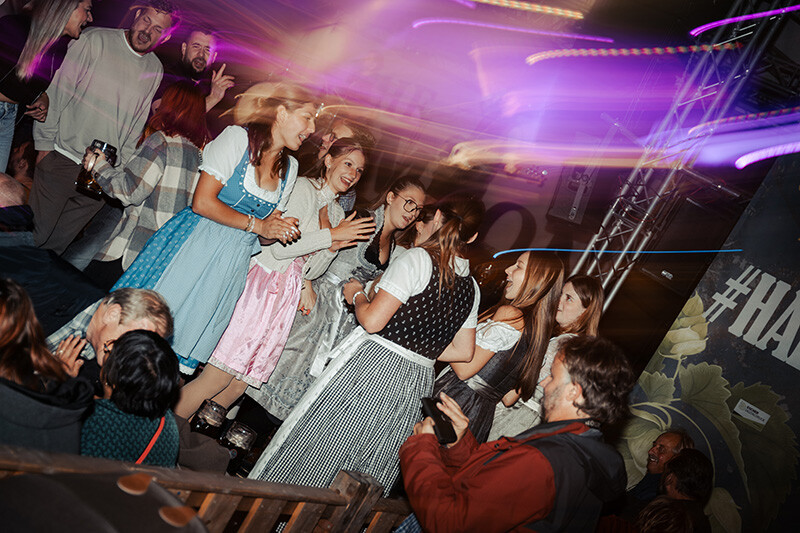 Live-Konzertaufnahme mit begeistertem Publikum – Eventfotografie von Niklas Gerdes