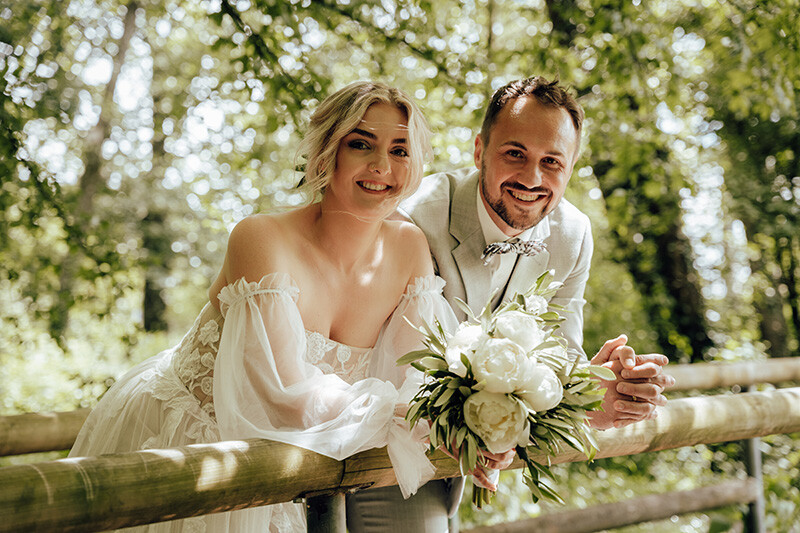 Romantische Hochzeitsfotografie – Braut und Bräutigam beim romantischen Shooting am Hochzeitstag