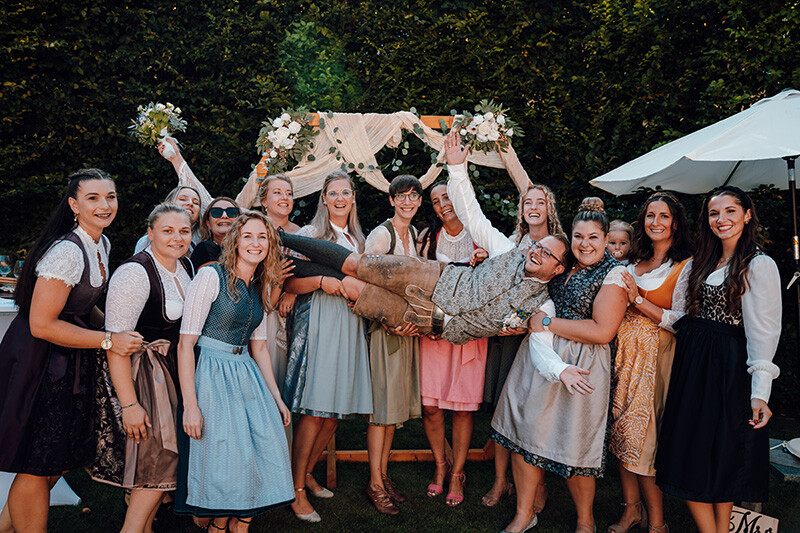 Lustiges Gruppenfoto mit dem Bräutigam - Festgehalten von Niklas Gerdes