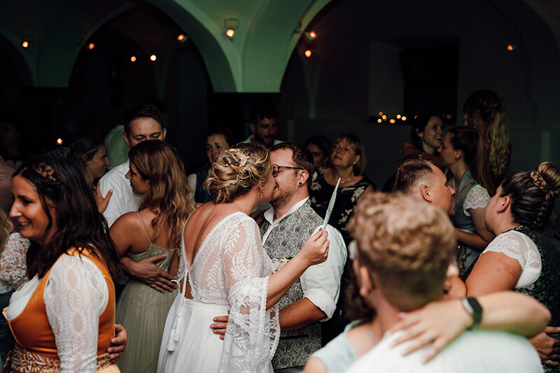 Erster Tanz des Brautpaares – emotionale Hochzeitsfotografie von Niklas Gerdes