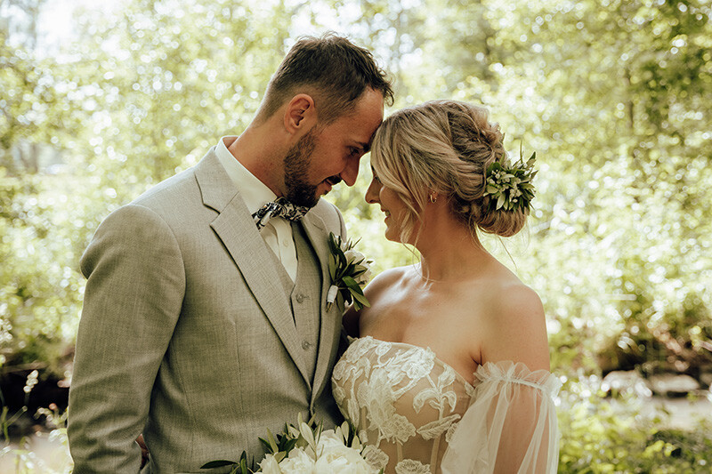 Romantische Hochzeitsfotografie – Braut und Bräutigam im Sonnenuntergang in Augsburg