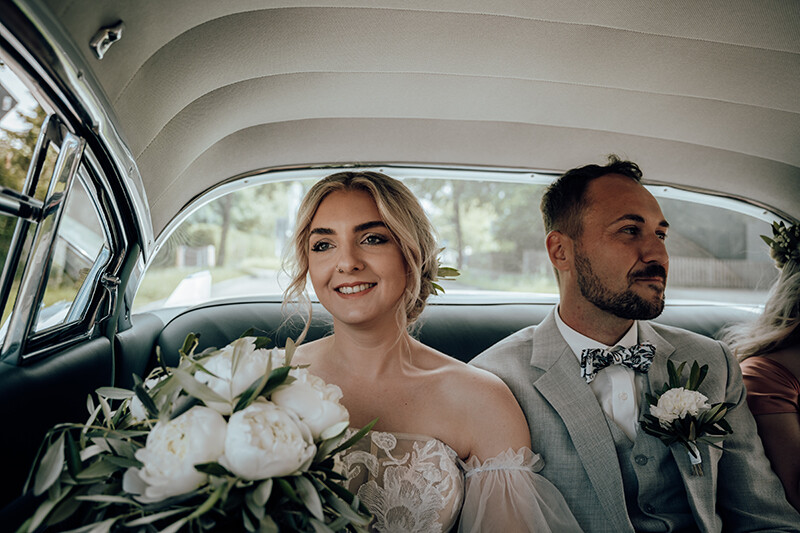 Brautpaar im Hochzeitsauto - Emotionale Momente festgehalten von Gerdes Fotografie