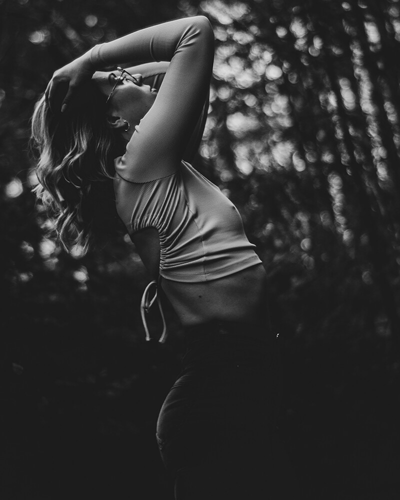 Natürliche Portraitfotografie einer Frau im Wald - aufgenommen in schwarz weiß