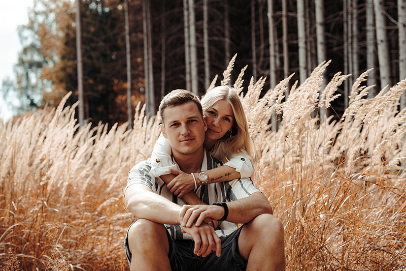 Verliebtes Paar beim Fotoshooting auf dem Land - Fotografiert von Niklas Gerdes