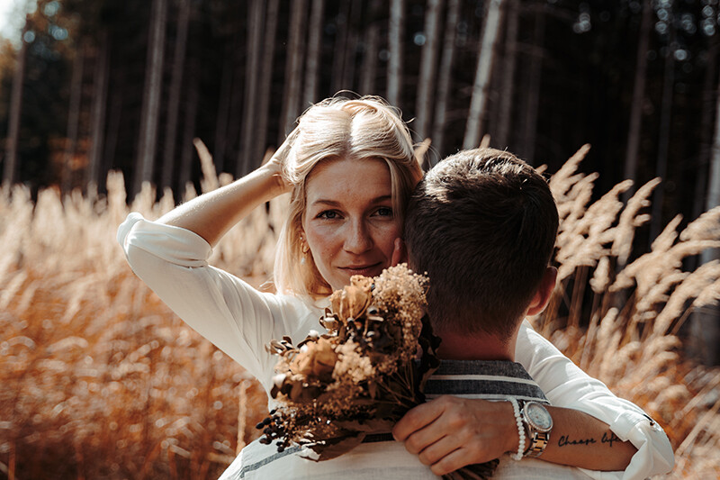 Verliebtes Paar beim Fotoshooting auf dem Land - Fotografiert von Niklas Gerdes